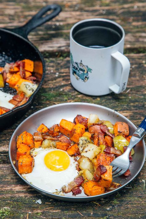 Camping Aesthetic Food, Camp Stove Breakfast, Cold Camping Meals, Healthy Camping Breakfast, Cabin Breakfast Ideas, Camp Breakfast Ideas, Camping Meals For Two, Camping Thanksgiving Dinner, Vanlife Recipes