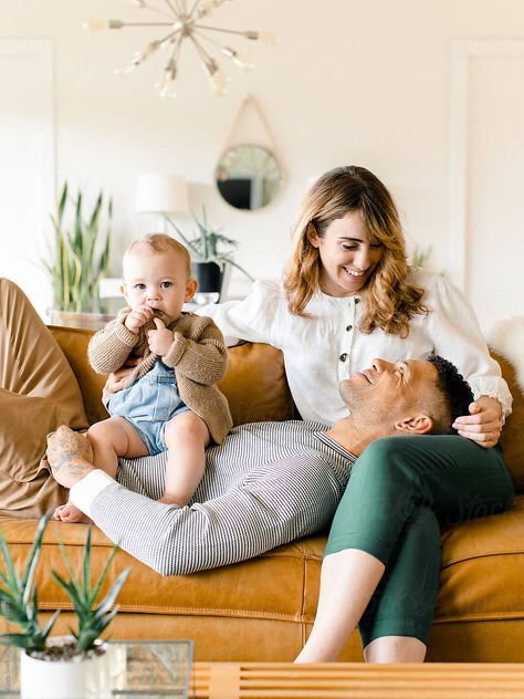 Family Photos Couch, Family Posing On Couch, Family Photo Couch Poses, Family Photoshoot Couch, Sofa Family Photoshoot, Family Photo Couch, Indoor House Family Photoshoot, Family Of 5 Couch Poses, Family Sofa Photography