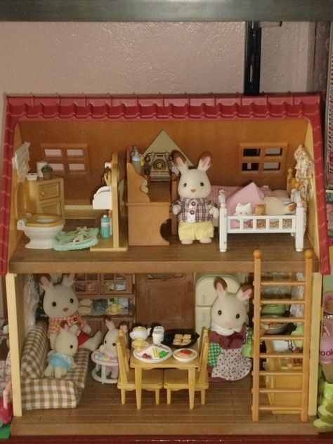 Sylvanian Families House Ideas, Mini House Toy, Sylvanian Families Set Up, Calico Critters Red Roof Cozy Cottage, Sylvanian Family House, Sylvanian Families House Decoration, Sylvanian Families Cottagecore, Sylvanian Families Kitchen, Sylvanian Families House