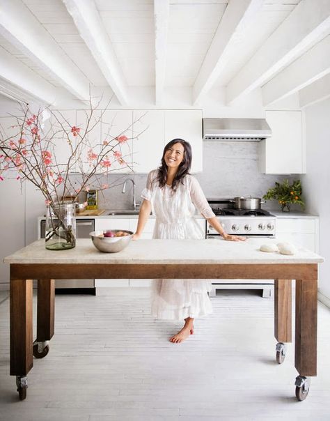 Industrial Kitchen Island, Kitchen Island On Wheels, Kitchen Island Table, Pets Diy, Industrial Kitchen, Trendy Kitchen, Decor Minimalist, Scandinavian Home, Room Layout