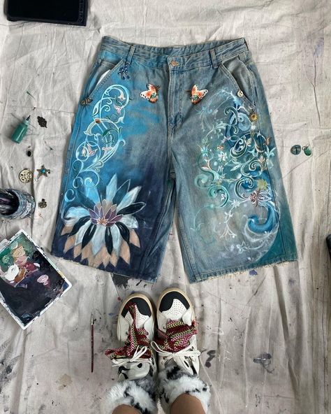 DELIRIA (@deliriaisdead) • Instagram photos and videos Diy Pants Paint, Flower Design Pattern, Retro Graffiti, Flower Pattern Design, Painted Jeans, Estilo Punk, 90s Streetwear, Gothic Punk, Fresh Flower