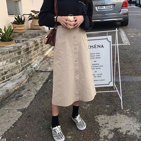 Long Beige Skirt, Beige Skirt Outfit, Long Skirt Outfits Aesthetic, Skirt Outfits Aesthetic, Cute Sweatpants Outfit, Long Skirt Outfits, Beige Skirt, Casual Outfit Inspiration, Casual Hijab Outfit