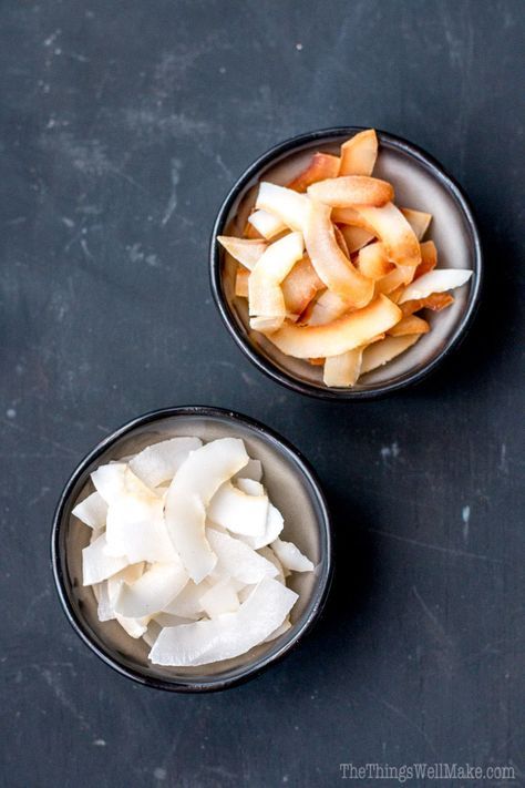 Buying a fresh coconut can be intimidating, but it's easy to make coconut chips or flakes (or toasted coconut chips) once you know how. I'll show you a simple way to make them quickly. Coconut Chips Recipe, Sweet Chips, Coconut Water Recipes, Toasted Coconut Chips, Coconut Bacon, Healthy Nutrition Plan, Quick Diet, Fresh Coconut, Coconut Chips