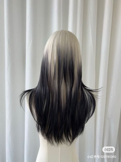 Platinum Roots Dark Ends, Platinum Roots Black Ends, Black And White Layered Hair, Blonde With Black Extensions, Platinum With Black Tips, Back And White Hair, White Hair Black Highlights, White Roots Black Hair, Blonde Hair Black Ends