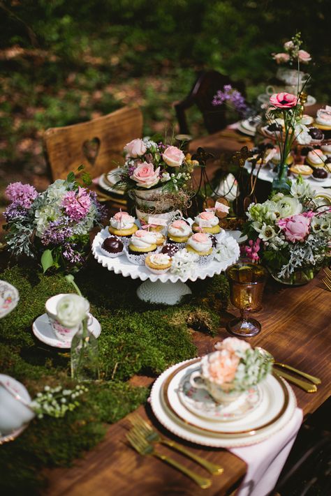 whimsical wonderland tablescape - photo by Matt and Ashley Photography http://ruffledblog.com/best-of-2014-receptions Artsy Table Setting, Fairy Tale Tea Party Ideas, Enchanted Garden Table Setting, Tea Party Tablescape Vintage, Garden Table Scape, Fae Tea Party, Whimsical Tea Party Decorations, Enchanted Garden Tea Party, Witchy Garden Party