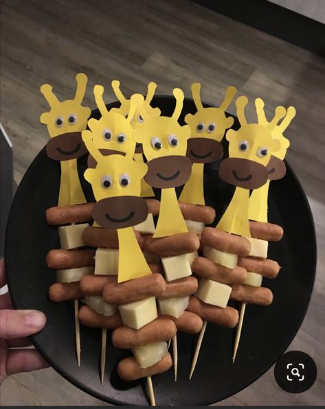 Zoo Snack Ideas, Giraffe Birthday Party Ideas, Zoo Party Food Ideas, Jungle Snacks For Kids, Giraffe Party Ideas, Giraffe Theme Birthday Party, Jungle Themed Food, Wild One Birthday Party Food, Safari Theme Party Food