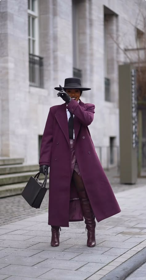 Monochromatic Winter Outfits, Burgundy Coat Outfit, Company Holiday Party Outfit, Monochromatic Outfit Aesthetic, Gamine Essence, Winter Outfits Black Women, Classy Fashion Chic, Burgundy Coat, Monochromatic Style