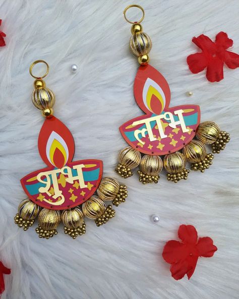 Trending Diya Shubh Laabh Hanging 🪔🕉️ DM or whatsapp for more details #shubhlaabhhanging #diyahanging #patoladiya #diwalidecoration #diwali2024 #homedecor #festivedecor #festiveseason #madeinindia #acraftyaffaire #diwalidecor Diwali Hangings, Subh Labh, Coconut Shell Crafts, Doodle Quotes, Diy Diwali Decorations, Diwali Decor, Diwali Craft, Diwali Diy, T Lights