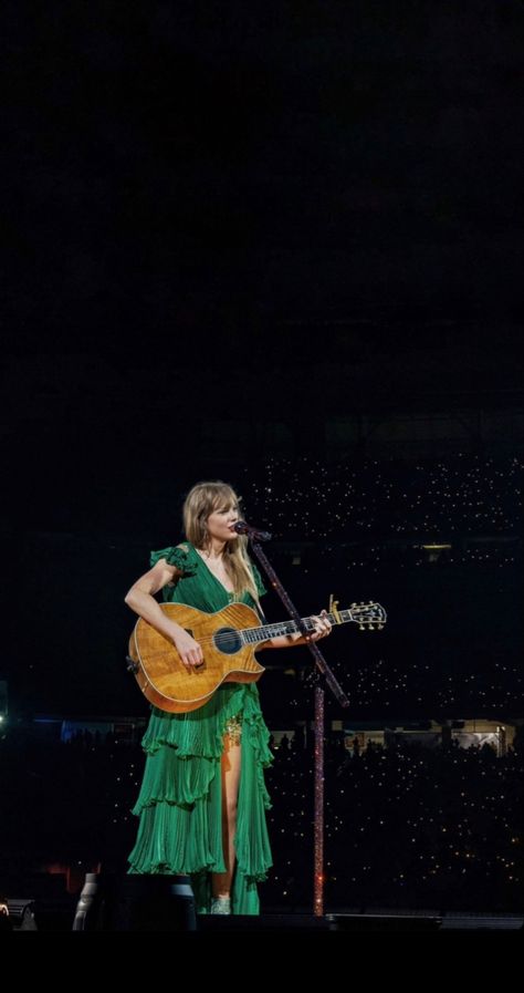 Aurora Borealis Green Taylor Swift, Dark Green Taylor Swift, Aaron Dessner, Taylor Swift Guitar, Taylor Swift Fotos, The Story Of Us, Taylor Swift Dress, Taylor Swift Tour Outfits, Swift Tour