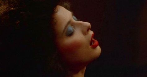 Blue Velvet Dorothy, Blue Velvet Film Aesthetic, Blue Velvet Cinematography, Blue Velvet Movie, Blue Velvet 1986, 80s Film, 80s Makeup, Good Books To Read, Isabella Rossellini