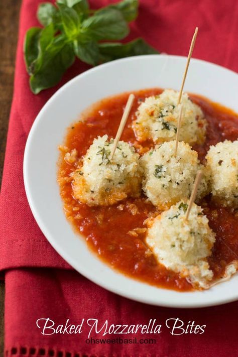 Gooey Baked Mozarella that's been marinated and oh so flavorful! Mozzarella Bites, Baked Mozzarella, Mozzarella Balls, Sweet Basil, Tasty Recipe, Thanksgiving Appetizers, God Mat, Finger Food Appetizers, Yummy Appetizers