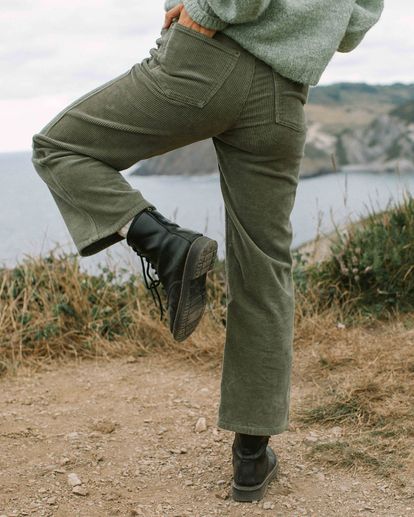 gold - corduroy trousers for women Green Cord Pants Outfit, Cord Trousers Women, Olive Corduroy Pants Outfit, Corduroy Outfits Womens, Cord Trousers Outfit, Corduroy Jeans Outfit, Pantalon Outfit Dames, Granola Style Outfits Summer, Corduroy Pants Outfit Women