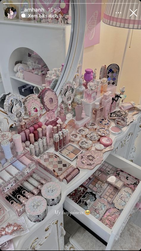 Preppy Vanity, Koleksi Makeup, Penyimpanan Makeup, Makeup Beauty Room, Makeup Collection Goals, Dream Bedroom Inspiration, Alat Makeup, Pink Lifestyle, Beauty Aesthetic