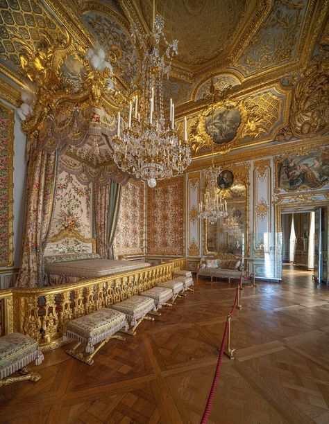 Chambre de la Reine à Versailles | JB Perraudin | Flickr Luxury Ceiling Design, Royal Room, Castle Rooms, Arundel Castle, Chateau Versailles, Castles Interior, Royal Residence, Palace Of Versailles, House Design Photos