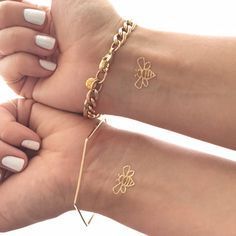 Bee Tattoos, Tattoo Tiny, White Ink Tattoo, Metal Tattoo, Temp Tattoo, Bee Tattoo, Tattoo Designs And Meanings, White Tattoo, Friend Tattoos