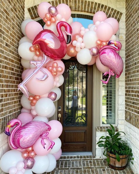 THAT BALLOON GIRL on Instagram: “🦩⭐️ Front door flamingo Entrance⭐️🦩 Cutest little baby shower theme!! @swilliams022 ⁣ ⁣ 25ft garland starting at $500 before delivery and i…” Flamingo Balloon Arch, Flamingo Balloon Garland, Flamingo Baby Shower Ideas, Pink Safari Baby Shower Balloons, Flamingo Themed Party Backdrop, Flamingo Balloon Bouquet, Pink Flamingo Pool Party, Flamingle Party, Chelsea Baby