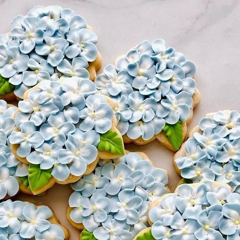 theflourgardener on June 26, 2023: "Hydrangeas will always be among my favorite cookies. Did you see the video I shared of piping the..." Wedding Pastries, Flower Frosting, Cookie Flowers, Hydrangea Cake, Buttercream Cookies, Floral Cookies, Flower Sugar Cookies, Blue Cookies, Bridal Shower Cookies