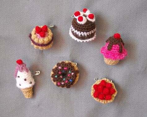 Tiny crocheted brooches by Biribís Crocheted Brooches, Crochet Brooches, Scrap Crochet, Amigurumi Food, Crochet Cake, Crochet Rings, Crochet Brooch, Crochet Earrings Pattern, Crochet Food