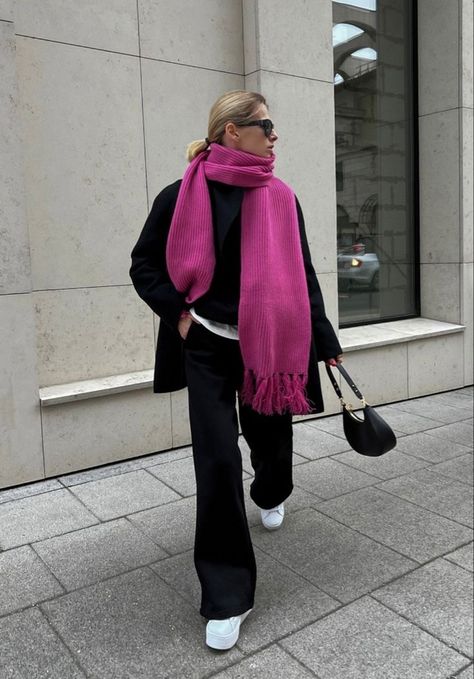 Pink Scarf Outfit, Scarf Outfit, Winter Fashion Outfits Casual, Pink Scarf, Uni Outfits, Cold Outfits, Fashion Mistakes, Winter Fashion Outfits, Fall Winter Outfits