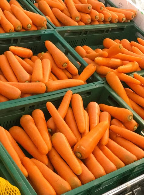 Supermarket carrot indie Carrots Aesthetic, Carrot Aesthetic, Fruits And Vegetables Pictures, Fruit And Veg Shop, Vegetable Pictures, Fruit Packaging, Fast Food Menu, Egg Roll Recipes, Carrot Soup