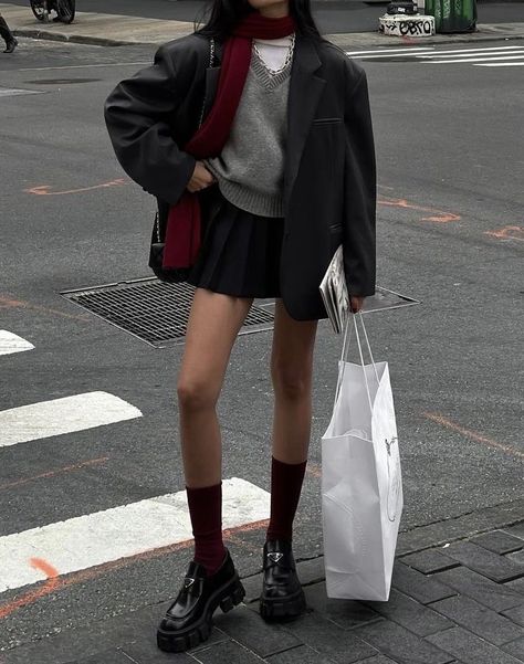 Women’s Blazer Outfit With Skirt, Winter Deep Outfits, Ive Outfits, Dinner Outfit Casual, Pleated Skirt Outfit, Skirt Outfits Fall, Estilo Indie, Japan Outfit, Dark Academia Fashion