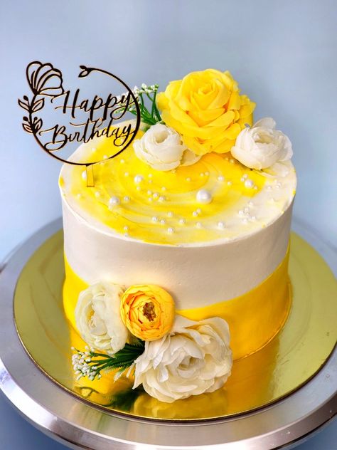 Golden Yellow Cake Design, Wedding Cake Yellow Theme, Yellow Theme Cake, Mango Cake Decoration, Mango Cake Design, Yellow Cake Design, Baking Pics, Wedding Pelamin, Anniversary Cake Designs