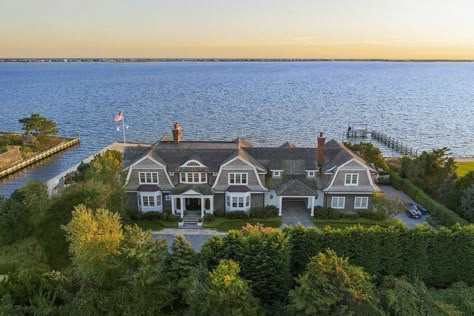 New England Beach House Exterior, The Hamptons Houses, Hamptons Houses, Hampton Homes, Brindleton Bay, Nantucket House, Beach Mansion, England Summer, Pretty Houses