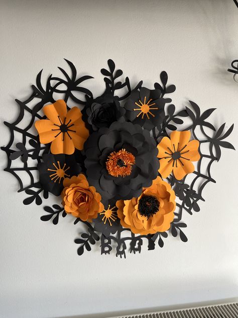 Flower Diy Paper, Paper Halloween Decorations, Big Paper Flowers, Paper Flower Diy, Tissue Paper Flowers Diy, Annual Halloween Party, Craft Home Decor, Halloween Kunst, Homemade Halloween Decorations