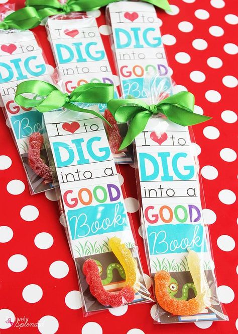 Valentine Bookmark Printable - Just for bookworms! A great idea for classroom valentines! Valentines Day Treats For Kids, Printable Valentine Bookmarks, Bookworm Party, Candy Free Valentines, Gummy Worm, Valentines Bookmarks, Bookmark Printable, Winnie The Pooh Eeyore, Treats For Kids