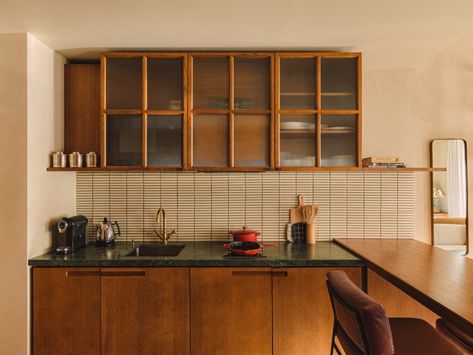 Mid Century Kitchen Black Countertop, Counter Top Design Ideas, Light Cabinet Kitchen, Retro Wood Kitchen, Soho House Kitchen, Two Color Cabinets Kitchen, Craftsman Galley Kitchen, Post Modern Kitchen, Dark Wood And White Kitchen