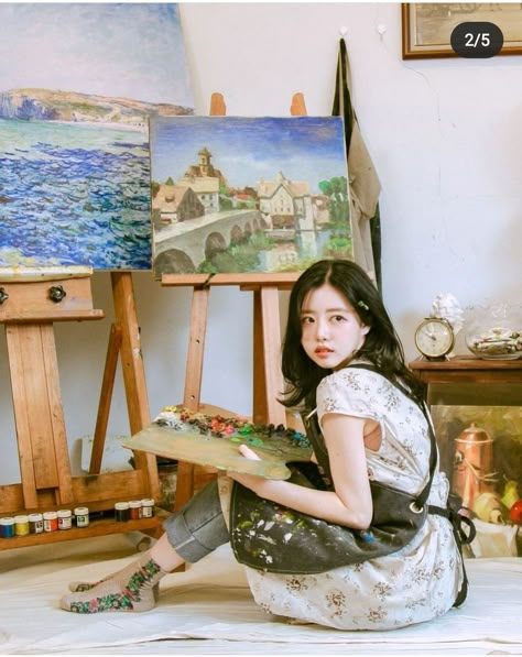 Painter Reference Pose, Someone Painting Pose, 18th Bday Photoshoot Ideas, Pictures On Stairs, Self Portrait Studio, Painting Pose, Painting Photoshoot, Painting Poses, Poses Action