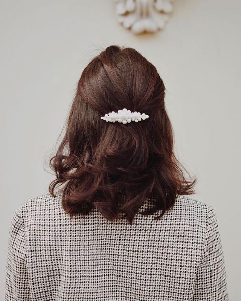 STYLE: Hair Accessories Trends to try in 2019… – daisychain daydreams… Dark Academia Hair, Easy Updos For Long Hair, Bobby Pin Hairstyles, Hair Scarf Styles, Head Scarf Styles, Trending Hairstyles, Retro Hairstyles, Girl Short Hair, Style Hair