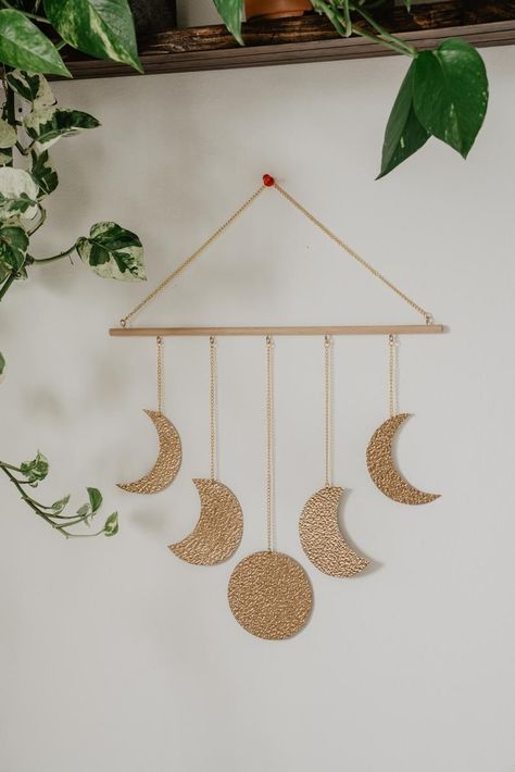 Moon Phase Wall Hanging, Wooden Moon, Diy Boho Decor, Hanging Home Decor, Soyut Sanat Tabloları, Witchy Decor, Diy Crafts Room Decor, Boho Room, Ramadan Decorations