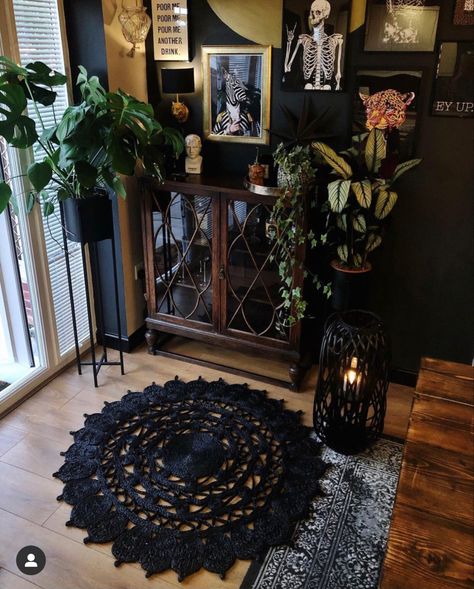 Home Decor Apartment, Dark Home Decor, Home Decor Ideas Living Room, Goth Home, Goth Home Decor, Casa Vintage, Dark Home, Home Decor Living Room, Ideas Living Room