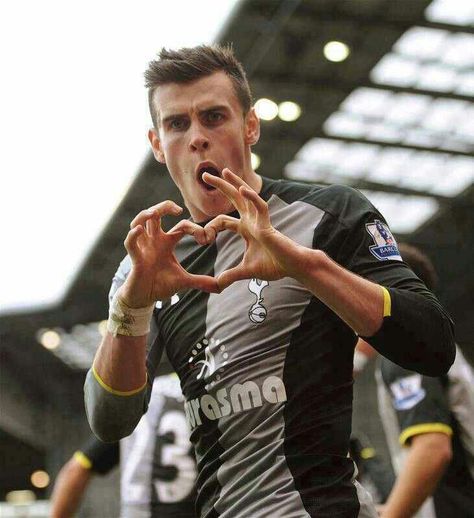 Bale I like this celebration. 'Cause it could actually mean something. Gareth Bale, Sports Football, Hd Wallpaper, Soccer, Football, American Football