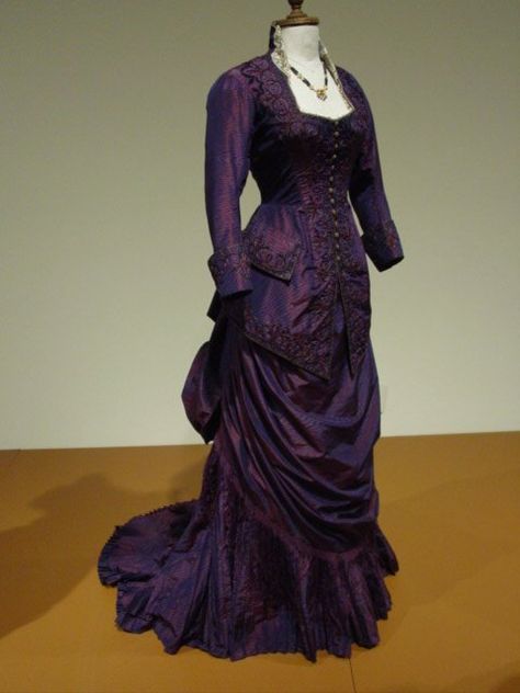 Purple Victorian Dress, 1800s Dresses, Victorian Era Dresses, 1880s Fashion, 1800s Fashion, Bustle Dress, Victorian Costume, Old Fashion Dresses, 19th Century Fashion