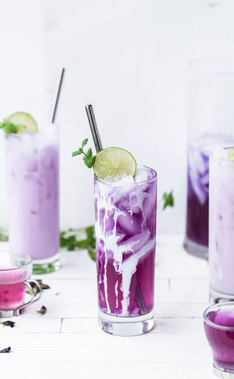 This Magic Color-Changing Mojito Mocktail will wow your friends and family with the power of food magic - and science! Mojito Mocktail, Butterfly Pea Flower Tea, Food Magic, Vodka Lemonade, Lemonade Cocktail, Colorful Drinks, Tea Cocktails, Butterfly Pea Flower, Fancy Drinks