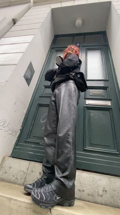 Black Tns Outfit Women, Nike Tns Outfit, Air Max 95 Outfit Woman, Nike Tn Outfit Women, Tns Aesthetic, Tns Outfit, Nike Air Max Plus Outfit, Nike Tn Outfit, Nike Shox Outfit