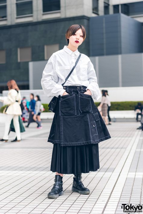 Japanese Outfits Street Style Tokyo Fashion, Japanese Outfits Street Style, Tokyo Fashion Street, Black Buckle Boots, Japanese Street Wear, Monochromatic Outfit, Tokyo Street Style, Pleated Long Skirt, Japanese Street