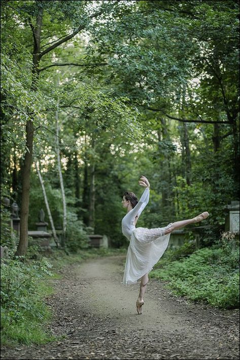 Ballet Photography Poses, Ballerina Poses, Modeling Inspiration, Dance Photo Shoot, Ballerina Project, Dancer Photography, Ballet Pictures, Dance Photography Poses, Ballet Poses