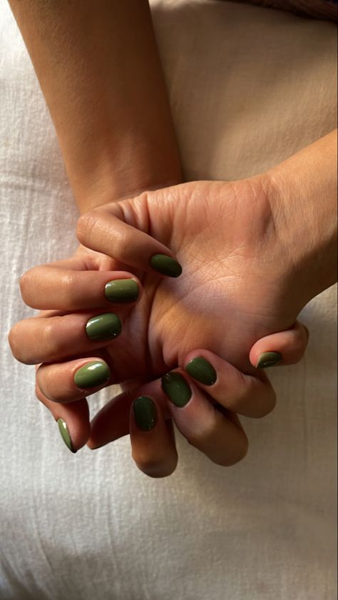 Beautiful deep olive green nail art design Green Nails Tan Skin, Oliver Green Nails, Nail Colour For Olive Skin, Nail Colours For Olive Skin Tone, Nail Polish Olive Skin Tone, Olive Girl Aesthetic, Olive Skin Tone Nails, Olive Skin Nails, Olive Colored Nails