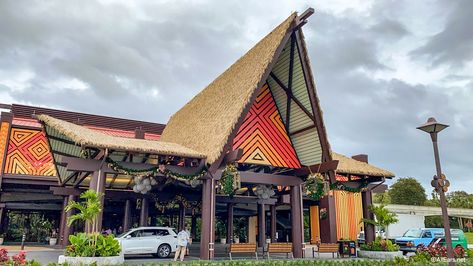 Mele Kalikimaka! Disney's Polynesian Village Resort is Ready for the Holidays - AllEars.Net Disney Menus, Disney Polynesian, Polynesian Village Resort, Disney Florida, Polynesian Village, Tiki Statues, Polynesian Resort, Disney World Hotels, Tiki Decor