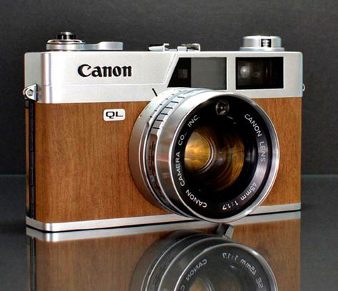 Presenting the “Woodies”: Ilott Vintage’s Refurbished Classic Cameras Covered in Elegant Wood Fotocamere Vintage, Funny Commercial Ads, Funny Commercials, Camera Photos, Leather Camera Strap, Rangefinder Camera, Classic Camera, Old Cameras, Retro Camera