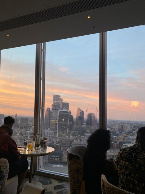 London Flat View, London Apartment View, London Apartment Aesthetic, London Dinner, Office View, London Girl, View Sunset, London Vibes, Fashion College