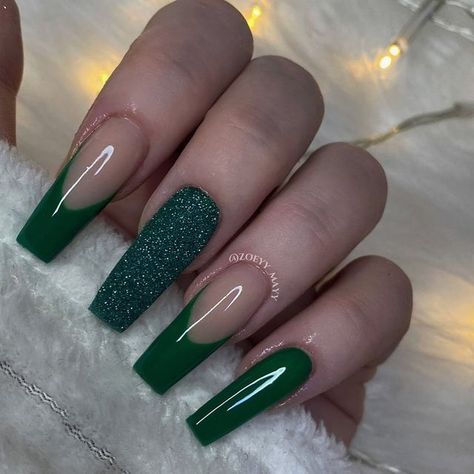 Forest Green Coffin Acrylic Nails, Christmas Green Nails Acrylic, Dark Green Nails With Glitter, Dark Green Glitter Nails, Forest Green Nail Ideas, Dark Green Acrylic Nails, Dark Green Christmas Nails, Nails Green Christmas, Christmas Green Nails