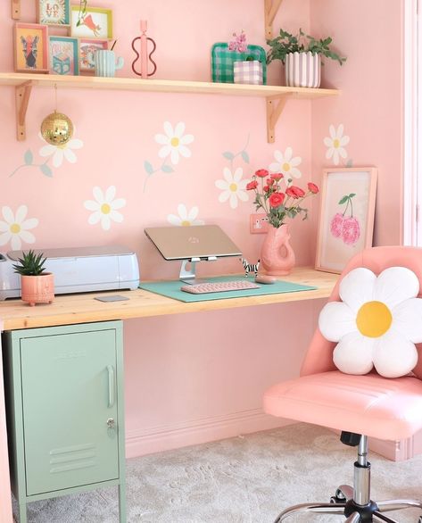 Colourful Pastel Bedroom, Danish Pastel Office, Pastel Home Aesthetic, Desk Girls Room, Girls Bedroom Desk, Eclectic Desk, Maximalist Office, Desk For Girls Room, Girls Desk