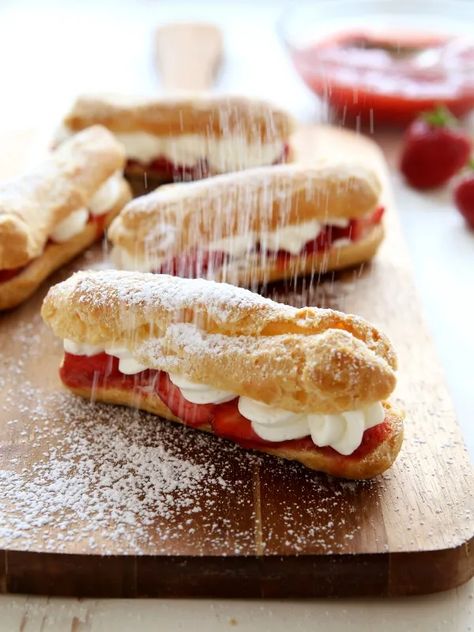 Cheesecake Eclairs, Dessert Mousse, Eclair Recipe, Cream Puff Recipe, Dessert Dips, Creamy Cheesecake, Strawberry Cheesecake, Eclairs, Pastry Recipes