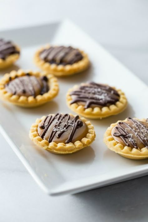 Mini Salted Caramel Chocolate Pies | My Baking Addiction Salted Caramel Pie, Salted Caramel Desserts, Mini Pie Recipes, Chocolate Tarts, Mini Tarts, Caramel Desserts, Banoffee Pie, Mini Tart, Gin Fizz