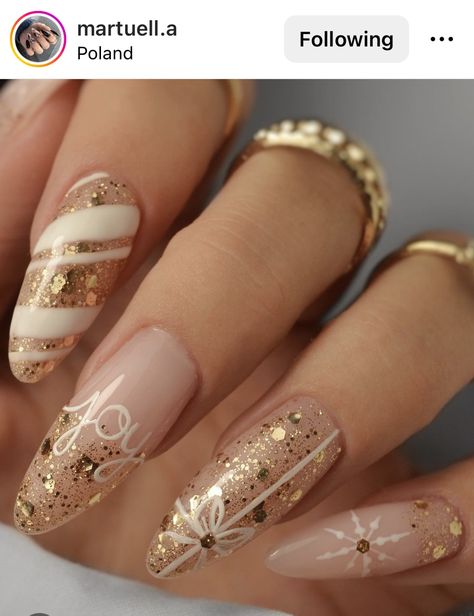 Gold White Christmas Nails, Gold Christmas Nails Glitter, Gold December Nails, December Nails Gold, New Year Nails Ideas 2024, Christmas Nails Silver And Gold, Gold Christmas Nails Designs, Nail Christmas Designs Xmas, Silver And Gold Holiday Nails