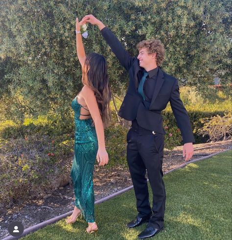 Emerald Green Hoco Couple, Green Prom Couple, Prom Suit And Dress, Green Mermaid Prom Dress, Sweet Sixteen Dresses, Prom Photoshoot, Green Evening Dress, Prom Couples, Prom Poses